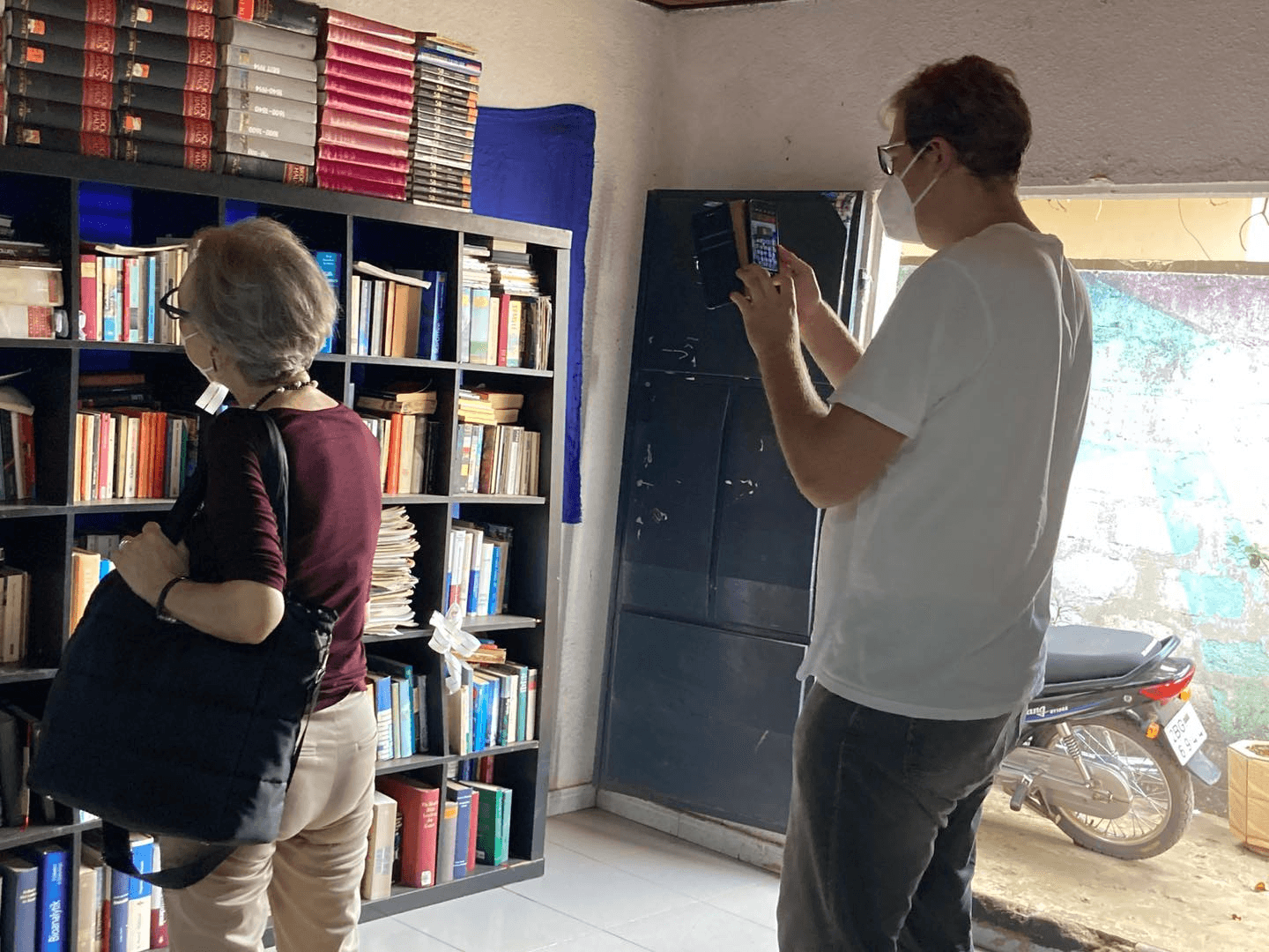Visiteurs consultant la collection de livres de la médiathèque