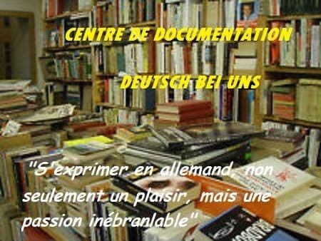 Médiathèque DEUTSCH BEI UNS - Espace de consultation avec visiteurs explorant les ressources culturelles et pédagogiques